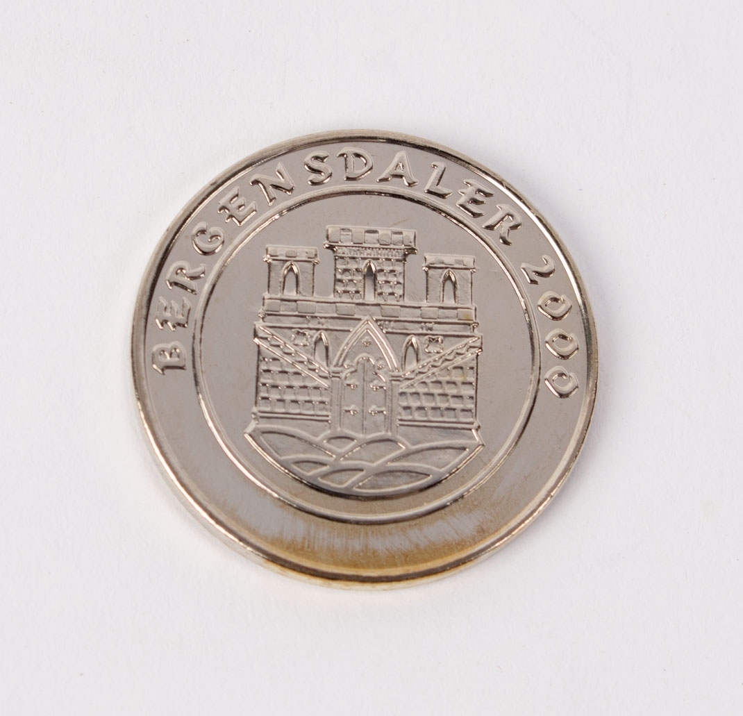Motiv på mynt er Bryggen i Bergen på forside og Bergen byvåpen på bakside. 