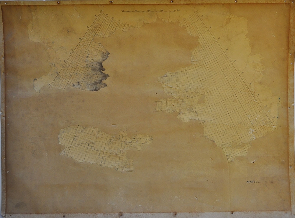 Karta över Polarområdet som är inlagd på ett av expeditionens medförda rutnät och är försett med anteckningar av Nils Strindberg. Rutat papper som är skadat. Uppfäst på kartong.