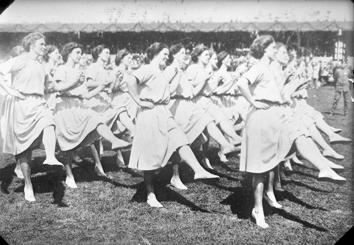 Oppvising av kvinnelig gymnasiaster på arena. Fotografert 1924.