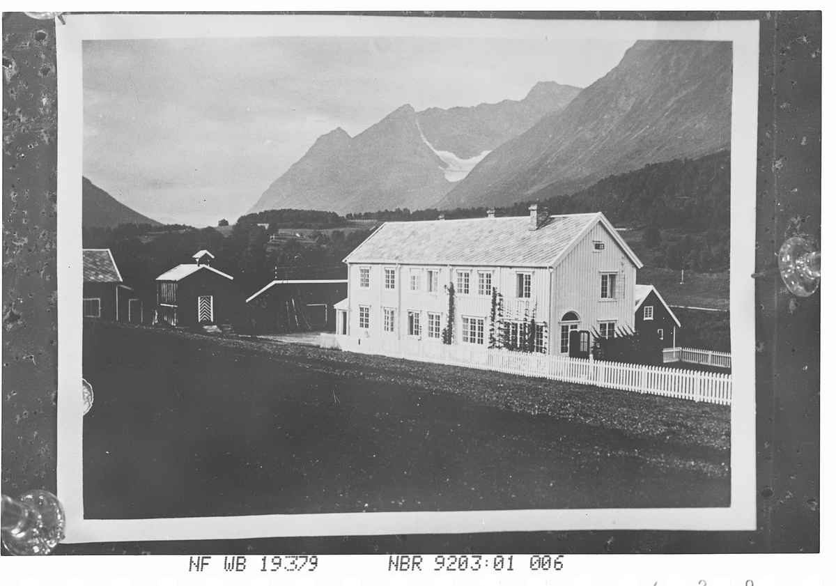 Gårdbruk med hovedhus, stabbur, uthus. Fotografert 1925.