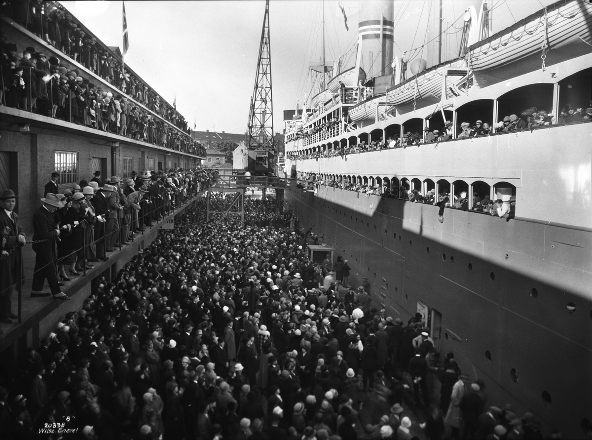 DS Stavangerfjord klar til avgang. Mange mennesker ombord vinker til de på kaia, Den Norske Amerikalinje A/S. Fotografert 1924.