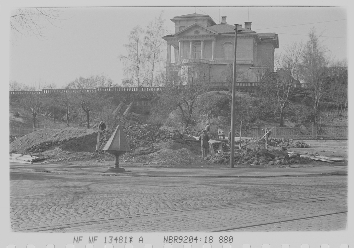 Arbeidere i Skarpsnoparke ved Drammensveien 88b. Oslo. Fotografert 1940.