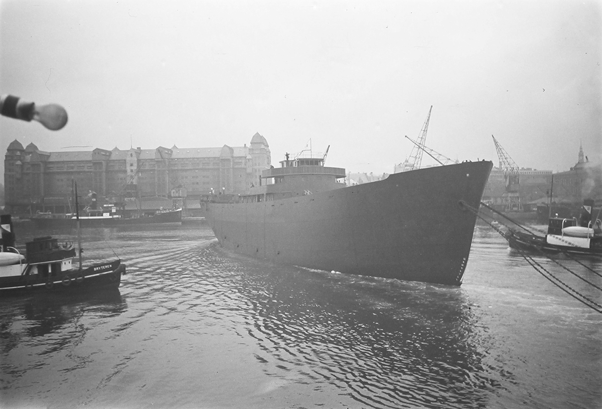 Sjøsetting utenfor Oslo havnelger. Skipet Svolder med slepebåten Bryteren ved Nylands Verksted, Oslo. Fotografert 1940.