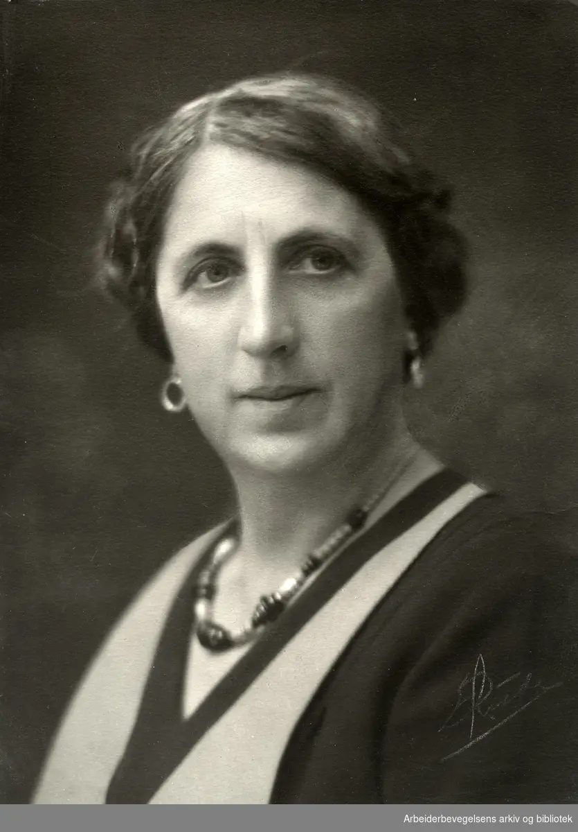 Helga Karlsen (1882-1936). Den første kvinnelige arbeiderpartirepresentant på Stortinget i 1928 og den første kvinnelige formann i Oslo Arbeidersamfund 1932.