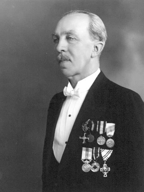 Bröstbild av Gustaf af Klinteberg. Han är högtidsklädd med 7 medaljer på bröstet.