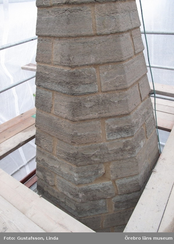 Renoveringsarbeten av tornfasader på Olaus Petri kyrka (Olaus Petri församling).Norra tornet, västra trapphustornen, efter omfogning.Dnr: 2008.230.065