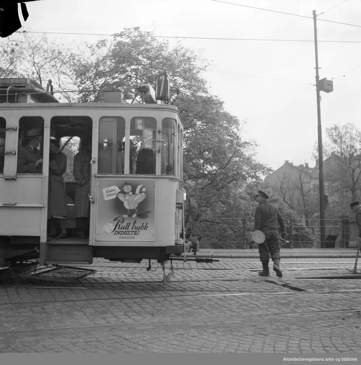 Sporveisarbeider. Nybrua i Oslo. Oktober 1951.