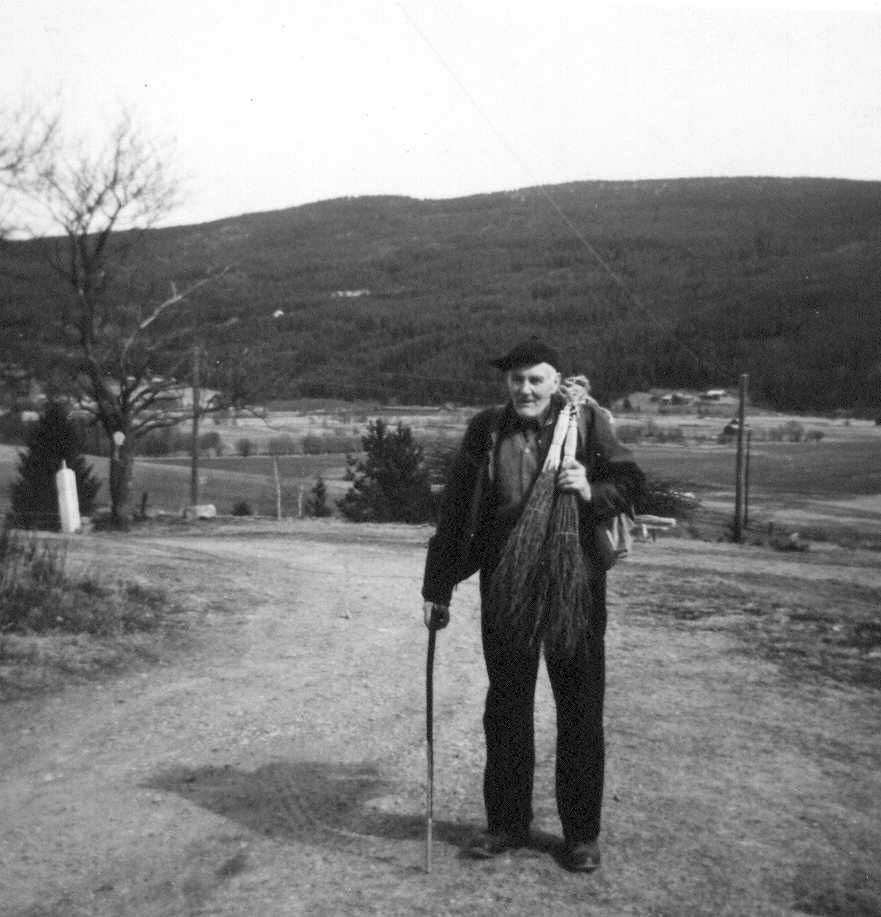 Karl Bursleet på Nordre Haarseth 1970. Solgte soplimer. Ø122. 