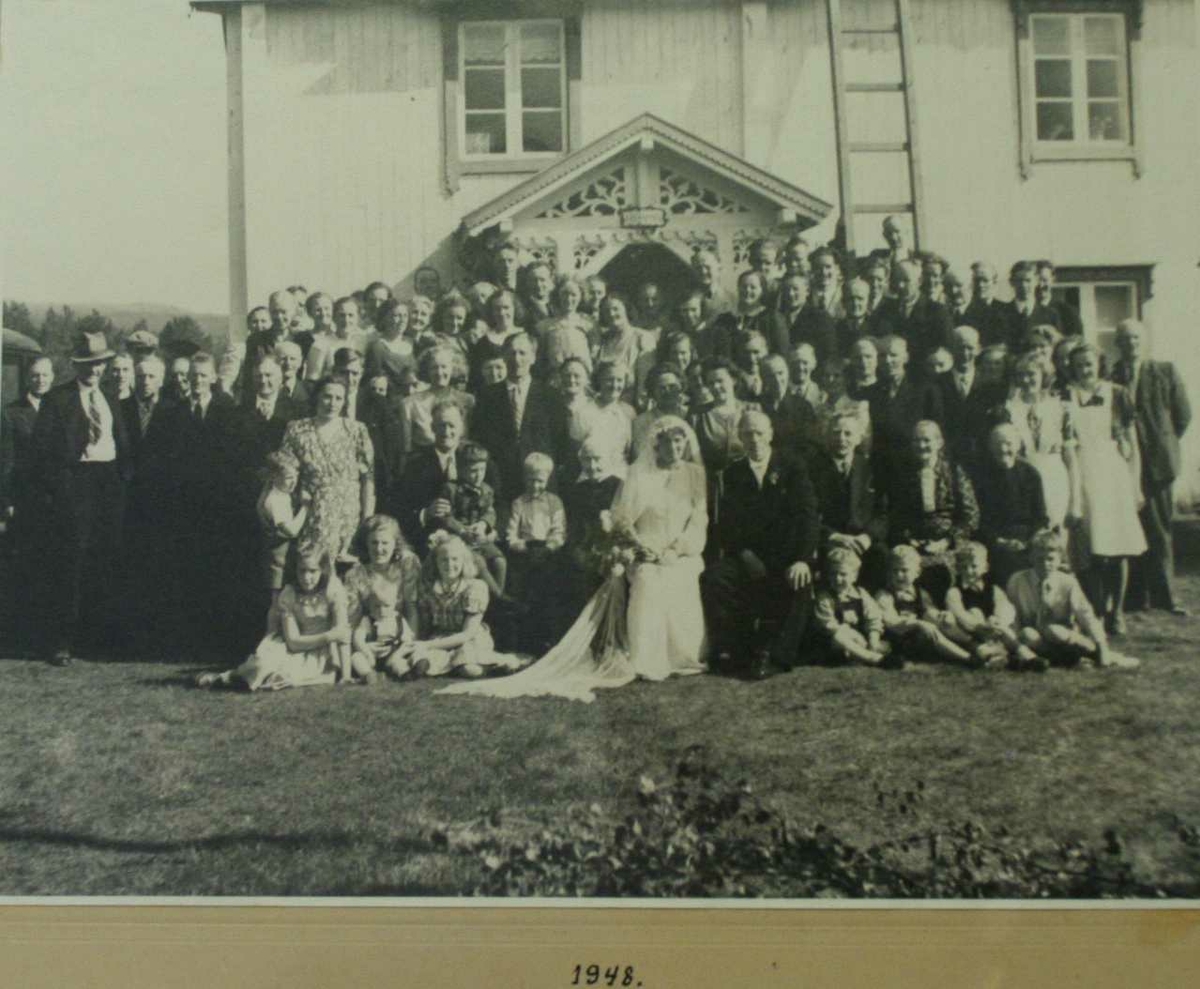 Bryllupsbilde
På baksida. Brylupet i Enget Den 10/2 1948. Til familien Ryen Narjordet