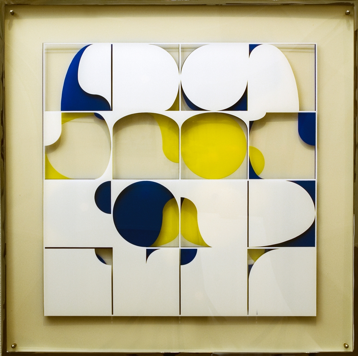 Bild, Skiktat plexiglas, av Beck & Jung, 1971.
Bilden som består av tre skikt- ett vitt, ett blått och ett gult, är gjord efter "Beck & Ljungs" s.k. bildalfabet, ett av en dator kombinerat modulsystem av ett fåtal former, utskurna ur cirkeln, kvadraten, ellipsen och romben.