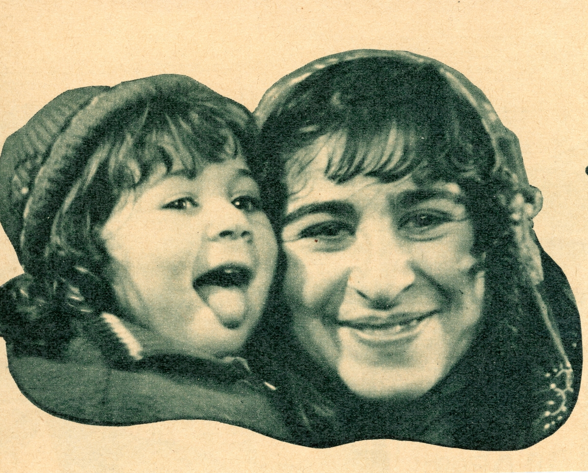 En kvinna avporträtterad tillsammans med ett barn. Hon ser in i kameran och ler.