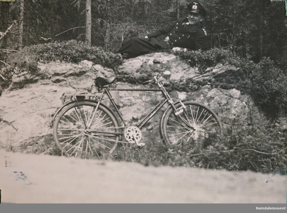 Tysk soldat ut på sykkeltur ved Namsos