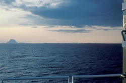 Fotografi tatt fra en båt. Utsikt utover havet med øyene Lov