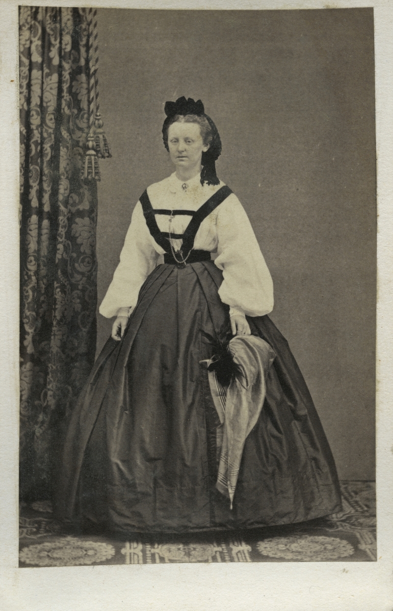 Grevinnan Cronstedt född fröken Schmitterlöw. År 1862.