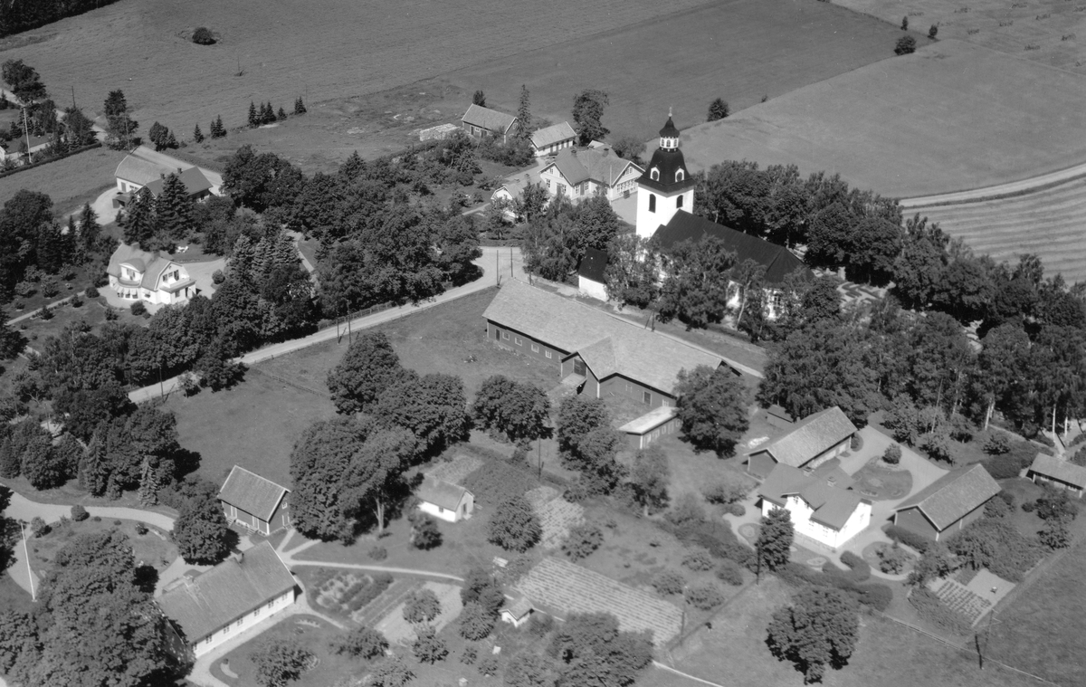 Flygfoto över Västerlösa kyrkby.