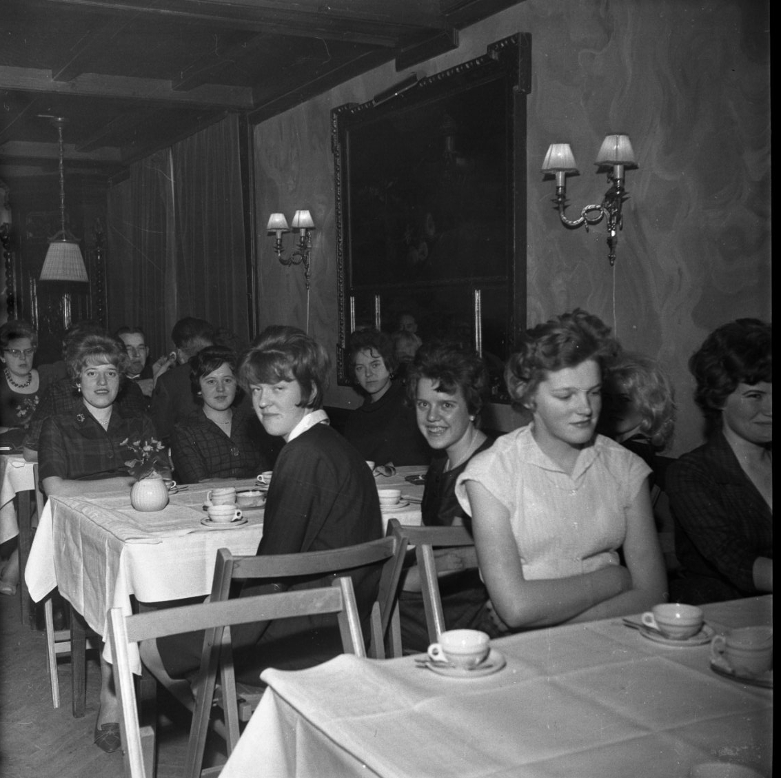 Kvinnor vid bord dukade med kaffekoppar. Det är Rifas personalfest på Ribbagården.