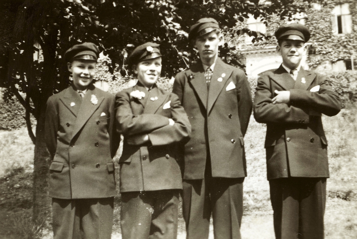 Fyra manliga elever vid konfirmation, Stretered 1920 - 30-tal.