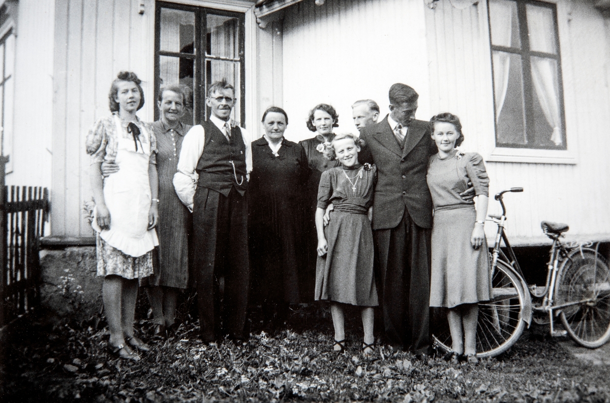 Gruppe 9 personer. fra venstre: Borghild Nilsson (f: Aalerud), Pernille Aalerud (f: Kirkeby), Johan Aalerud, Oline Bakke, Elida Bakke (f: Aalerud), Sara Melby (f: Bakke), Alf K. Bakke, Per Aalerud og Gunda Aalerud (f: Bakke). 
Bilde er tatt på Sandli i 1941. Sandli G.nr:82, Br,nr: 17
