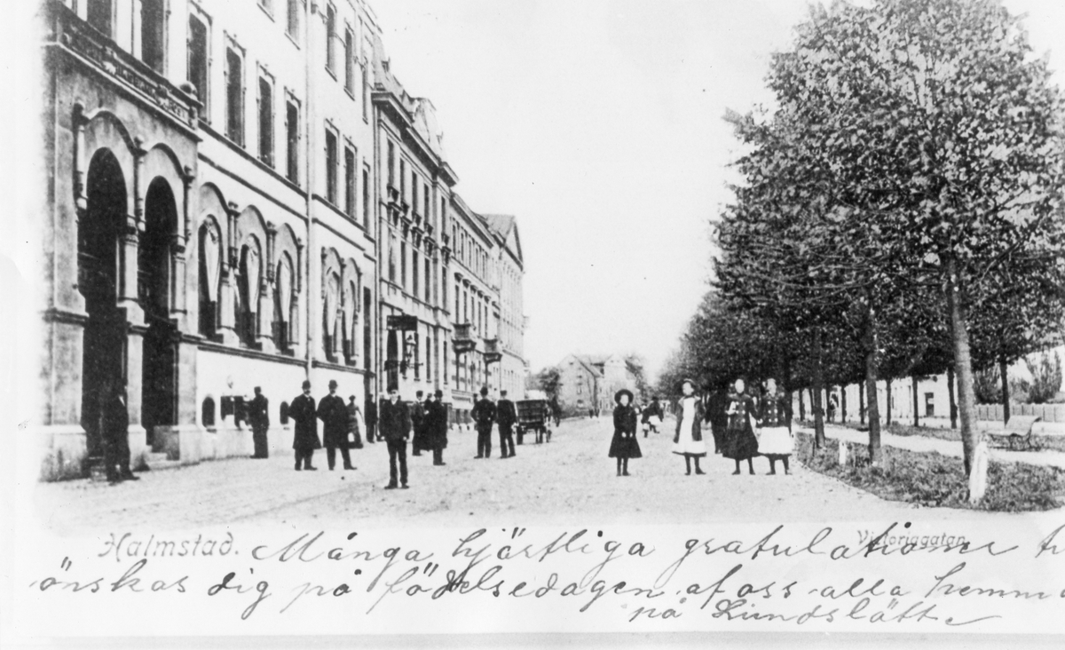 Halmstad, Viktoriagatan. Kv Guldfisken. Omkring 1910. Närmast till vänster Riksbankshuset, uppfört 1900 efter ritningar av Martin Borgstedt.