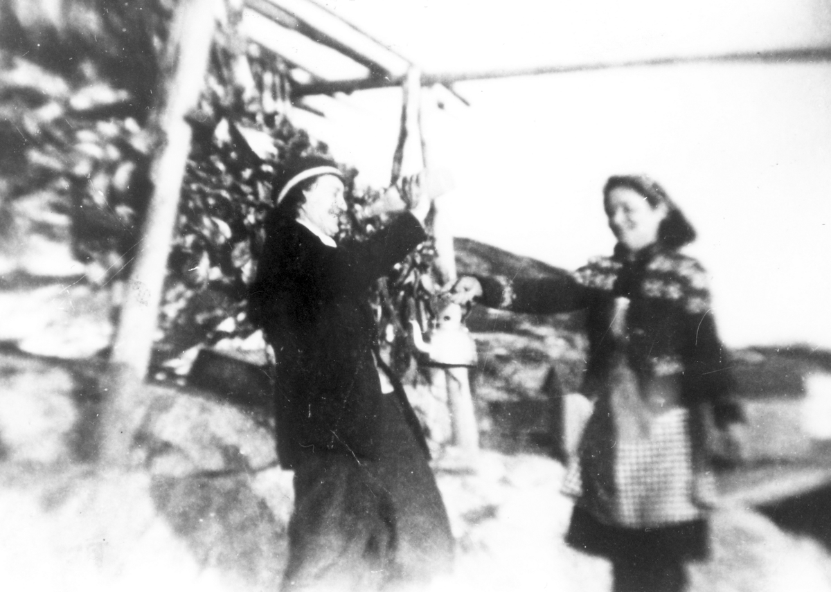 Pause i line-egning på Bøvær i ca. 1948.
Asta Berg, f. 1908 i Sandsvik og Alma Magnussen, bøvær.