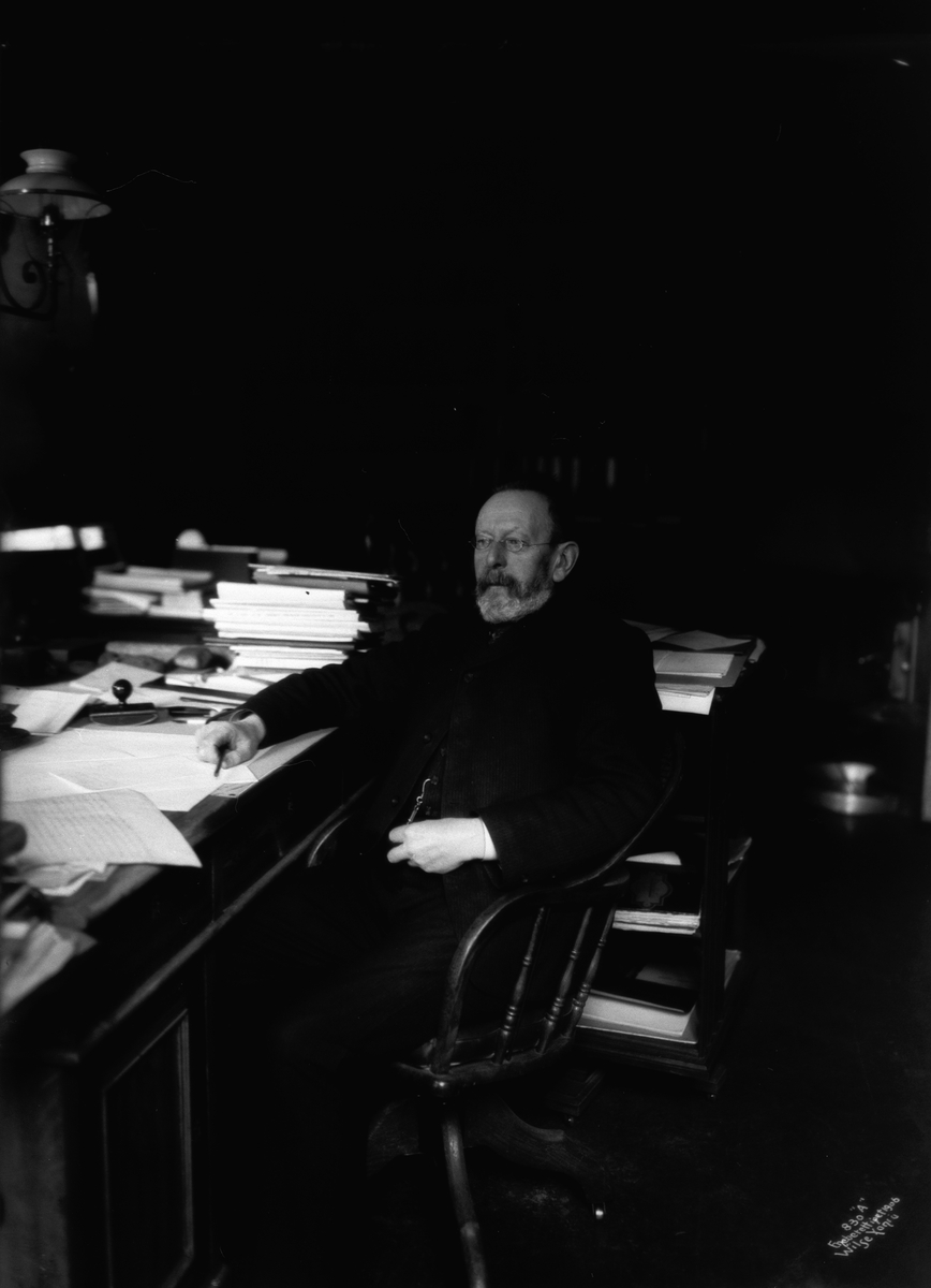 rofessor Henrik Mohn fotografert på sitt kontor i 1906.