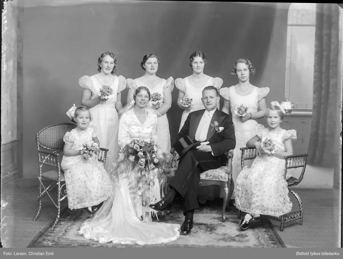 Gruppeportrett, brudeparet Evensen med brudepiker 1. oktober 1934.