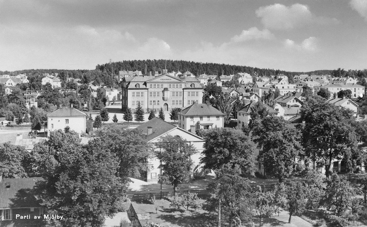 Parti av Mjölby 1950. Centralt i bilden ses Vasaskolan.