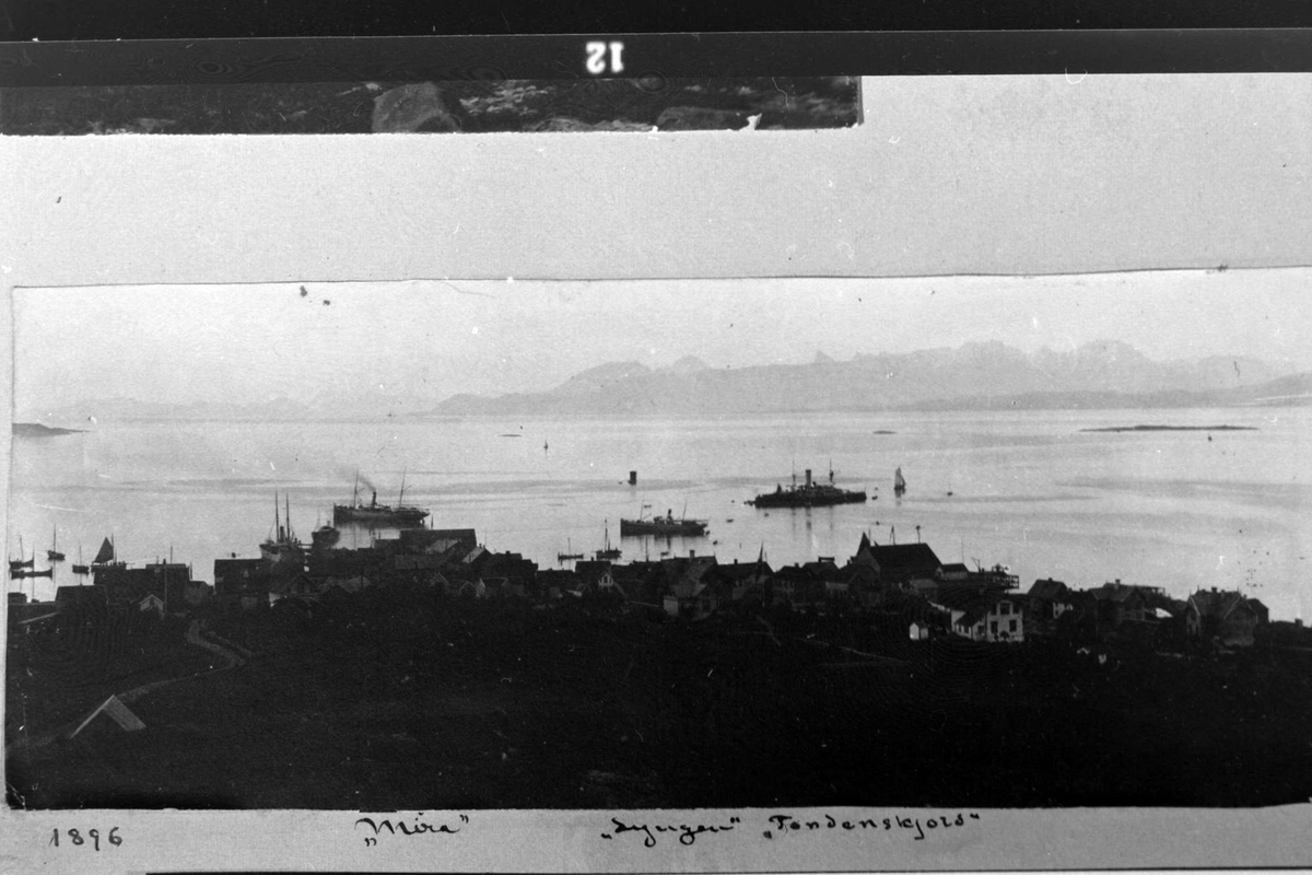 Harstad sett fra Harstadåsen ca. 1900. Tre skip på havna.