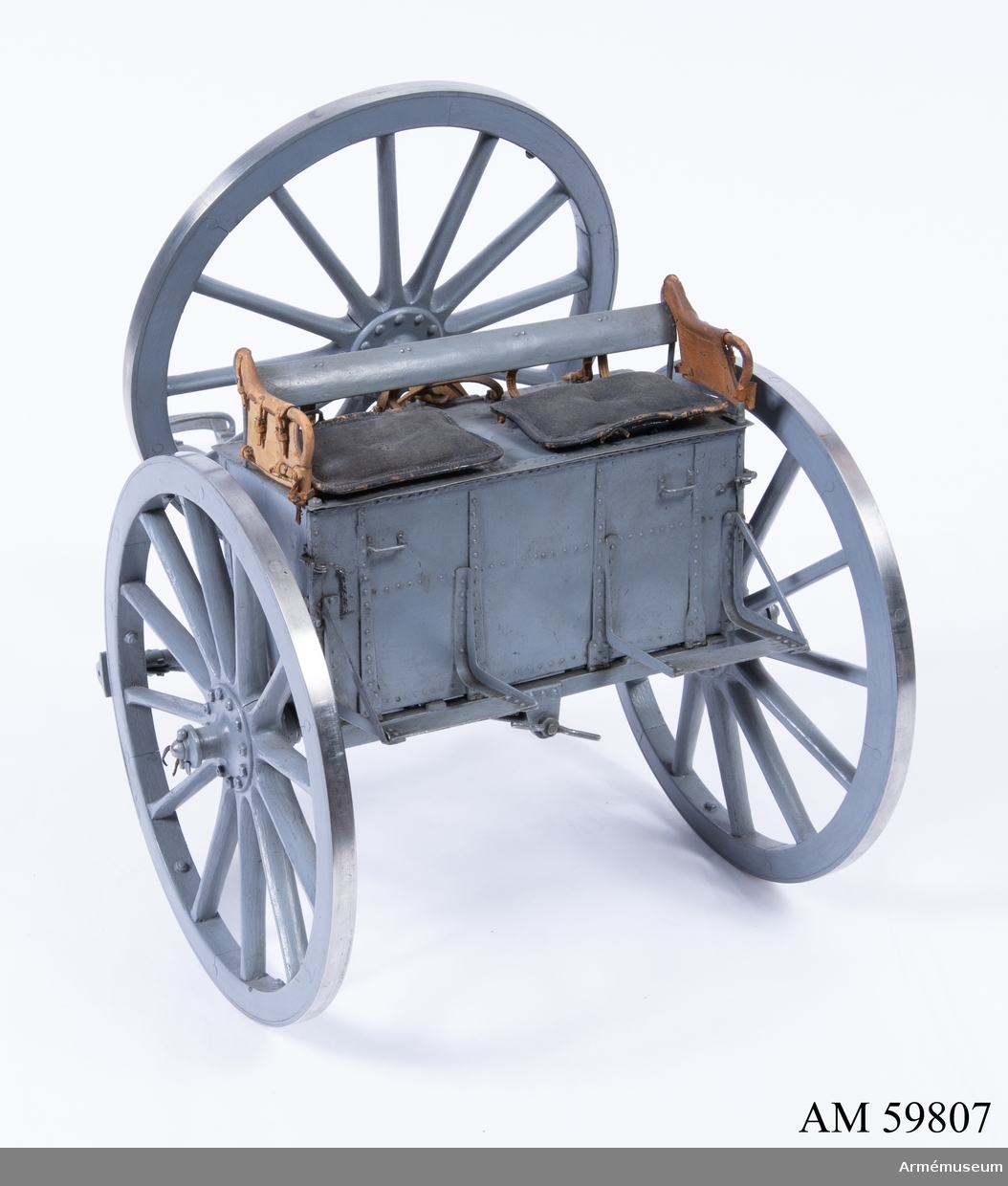 Grupp F I.
Skala 1/8.
Tillverkad enligt Arméförvaltningens artilleridepartement, skr 4/2 1891.
Med reservhjul.