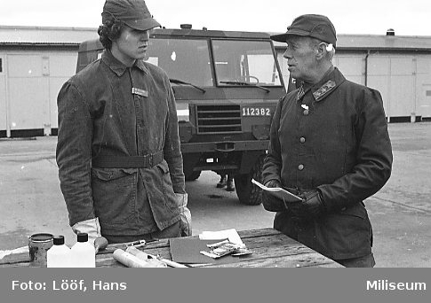 Militärbefälhavaren generallöjtnant Holm inspekterar A 6.