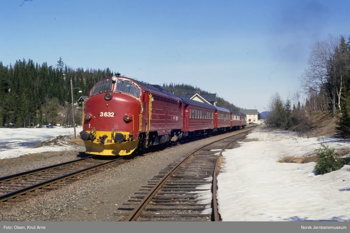 Diesellokomotiv Di 3 632 med persontog til Fagernes på Tonsåsen  stasjon