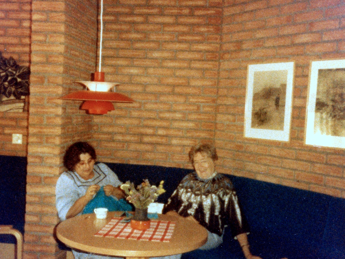 Brattåsgårdens café, okänt årtal. Från vänster: Inger Seger (1928 - 2009) samt okänd kvinna.