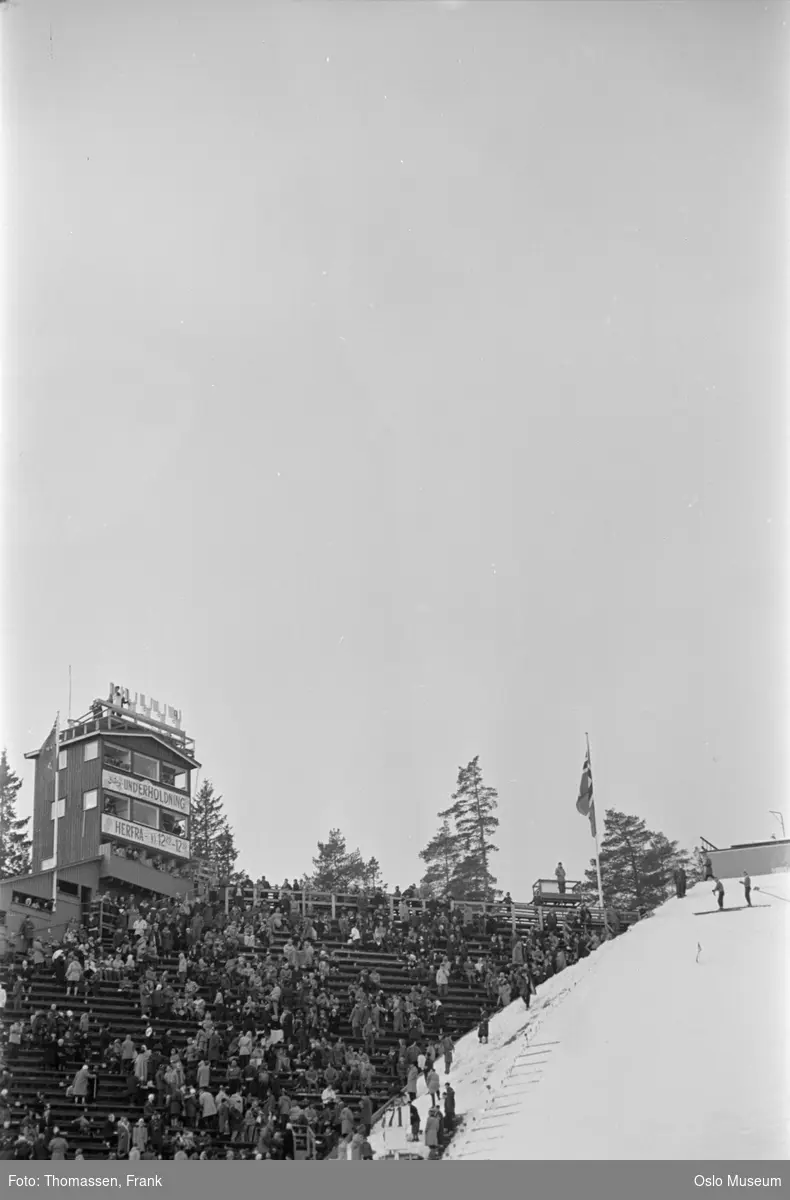 Holmenkollbakken, Holmenkollrennet, tribuner, publikum, snø
