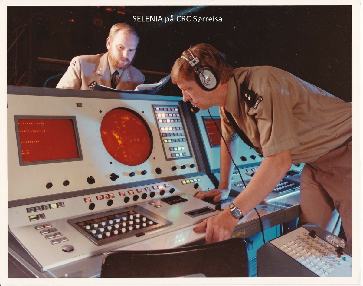 SELENIA radarkonsoll i bruk ved CRC Sørreisa på 1980 tallet. Lt Geir Allan Stadsvoll til venstre, og kapt Ivar Fredriksen til høyre.