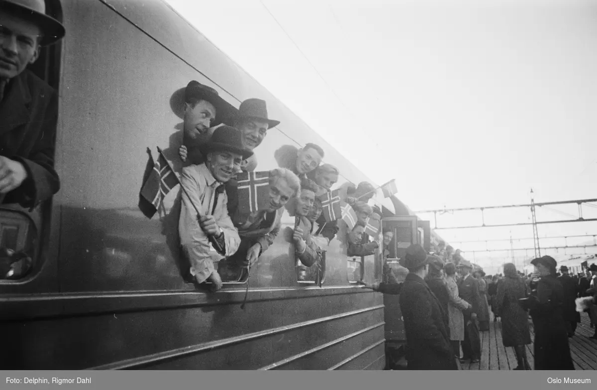 Østbanestasjonen, jernbanevogn, vinduer, menn, studenter, hjemkomst fra fangenskap i Buchenwald, plattform, mennesker som tar imot