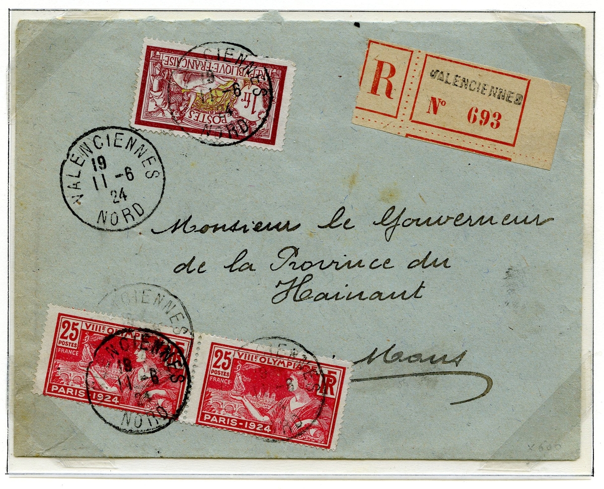 To konvolutter montert på albumside. Den ene er frankert med fem olympiske frimerker fra Paris 1924 (2 brune og tre grønne). Den andre konvolutten er frankert med to røde olylmpiske frimerker fra Paris 1924, og ett ordniært fransk frimerke.