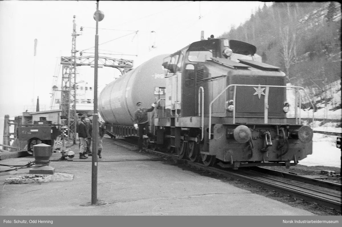M/F Storegut har kommet med en tankvogn for ammoniakk, og nå trekker lokomotivet vognen inn på stasjonsområdet.