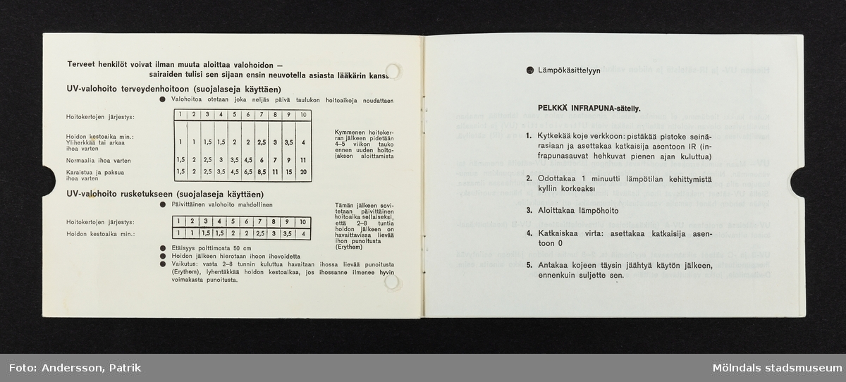 En liten bruksanvisning på finska till Kvartslampan Höhnensonne 100. Broschyrens framsida är vit och grön med svart text. Det står Original Hanau längst upp på framsidan. På framsidan finns även en svart, vit tecknad bild av den aktuella kvartslampan. Broschyren är ca 5 sidor. Hela broschyrens text är på finska.