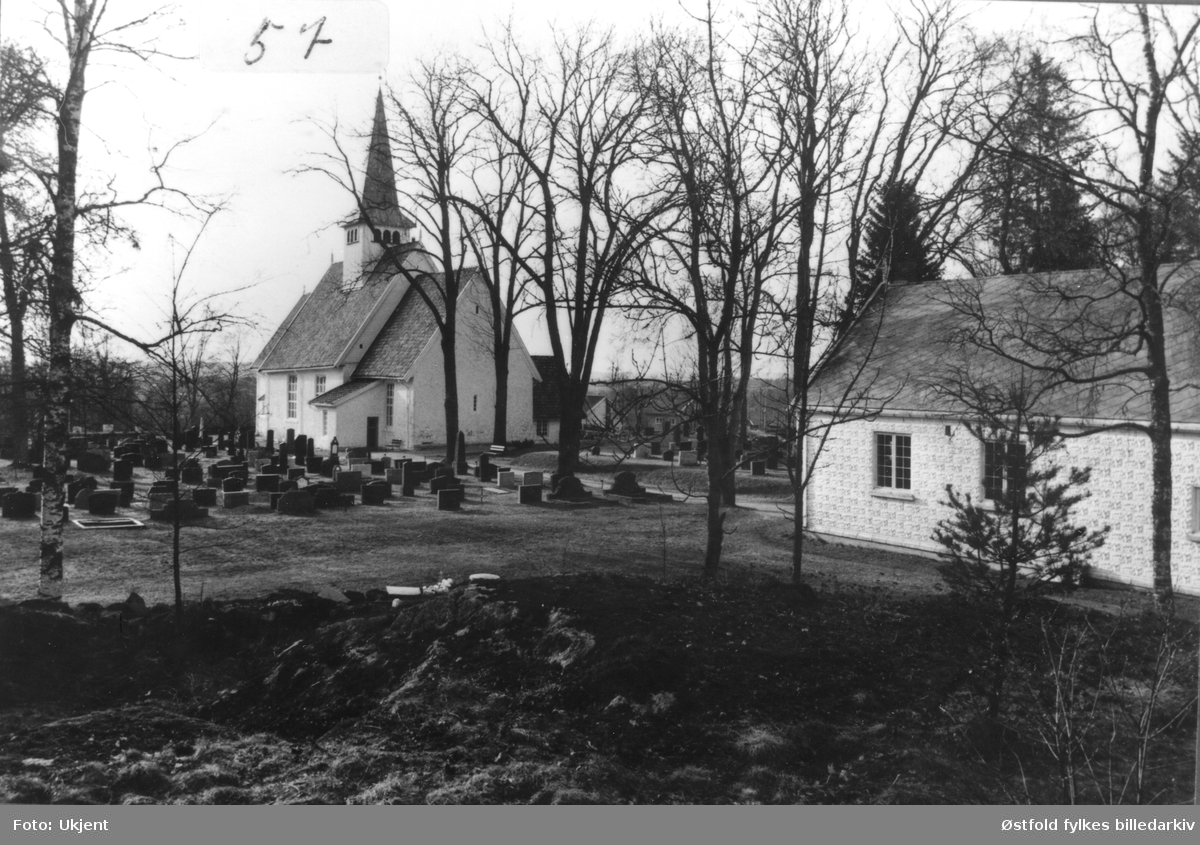 Trøgstad kirke, 1978 med kapellet helt til høyre.