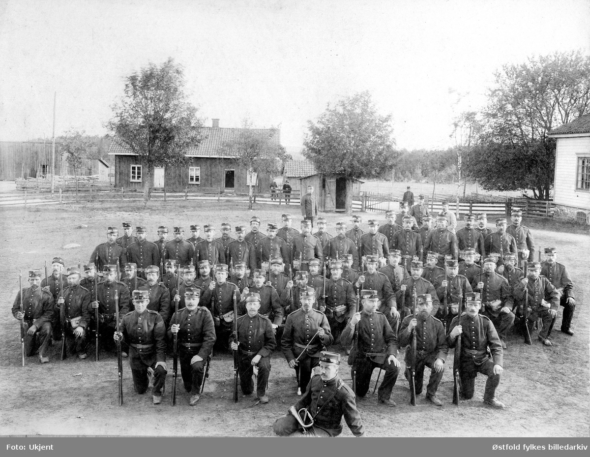 Krigssklare soldater ved Prestebakke i Idd kommune ved Halden, 1905.