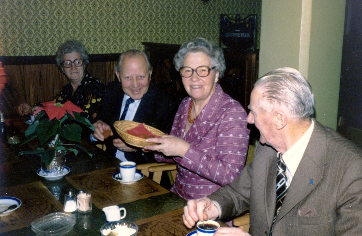 Pensionärer från Battåsgårdens hobbylokal fikar på Restaurang Kryddan i Kållered, okänt årtal. Från vänster: Maria (1909 - 2004) och Gunnar Valvsten (1907 - 2005) samt Olga (1906 - 1989) och Gösta Magnusson (1904 - 1987), Stomvägen i Kållered. 
Restaurang Kryddan, på Gamla Riksvägen 48 B, ägdes 1970 - 1978 av Erich Zindulka, Lindome.