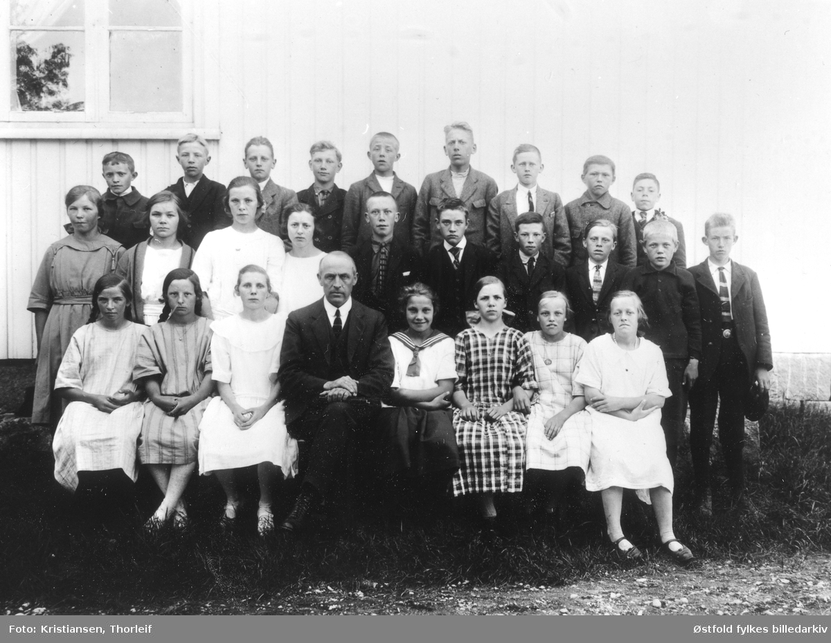 Konfirmanter i Varteig 1924 med sogneprest Henrik Hille. Navneliste se fotokort.