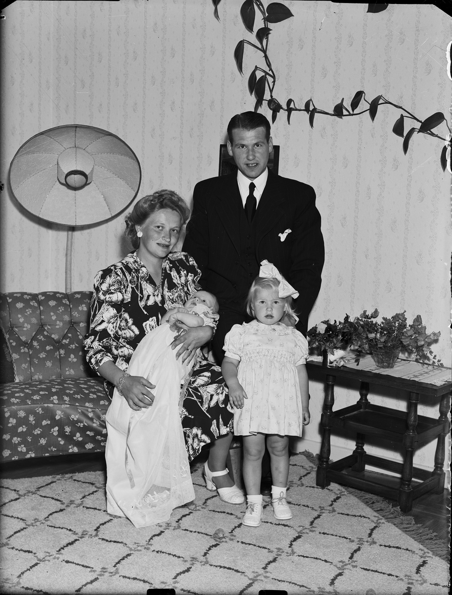 Familj med dopbarn, Östhammar, Uppland 1953