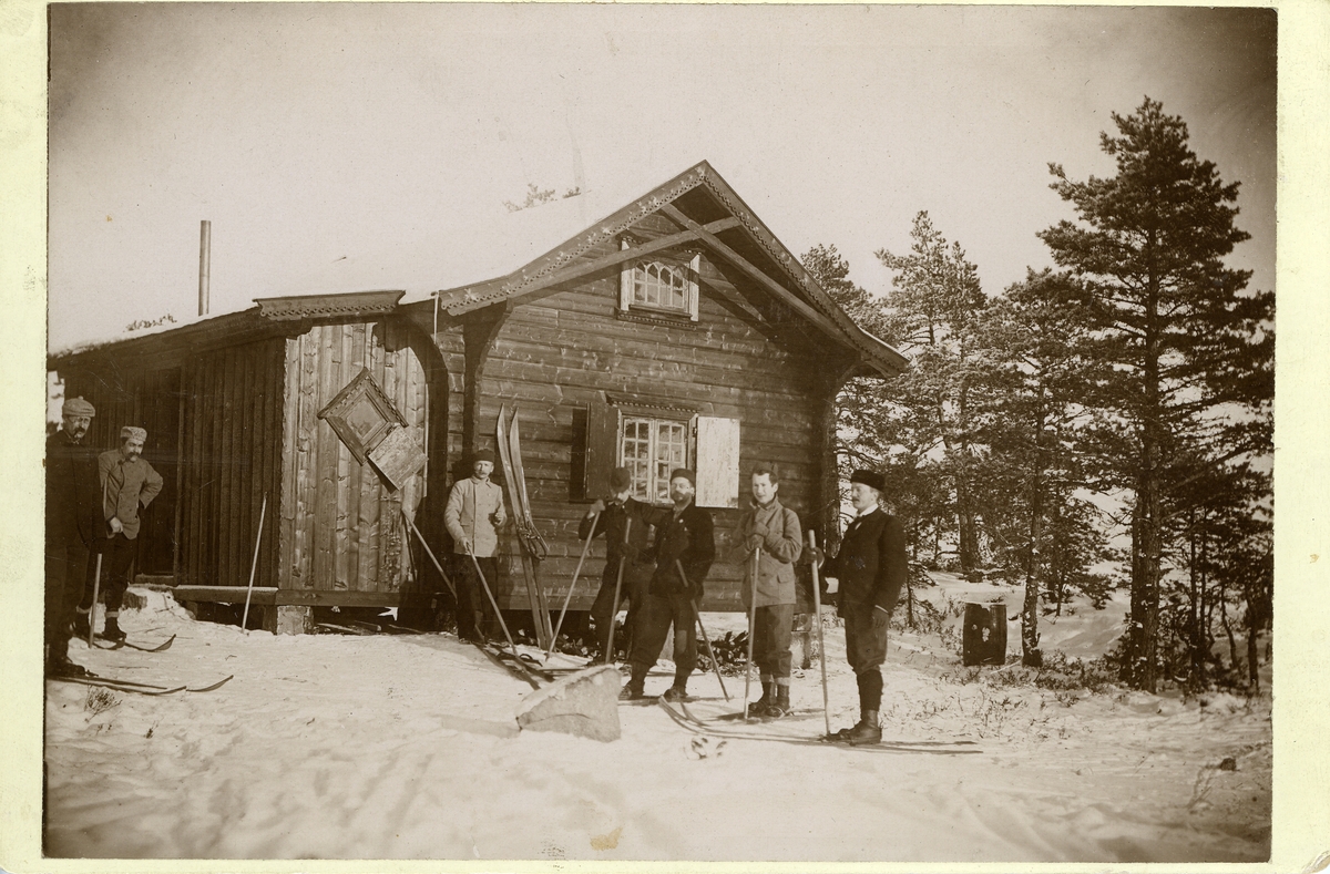 Hattehytta, Fredrikstadmarka. Skiløpere. Fra venstre: Johan Sønnicsen, Sigurd(?), Wilhelm Lorentzen, (?), Frithjof Støp, Carsten Jacobsen, Ole Bjørneby