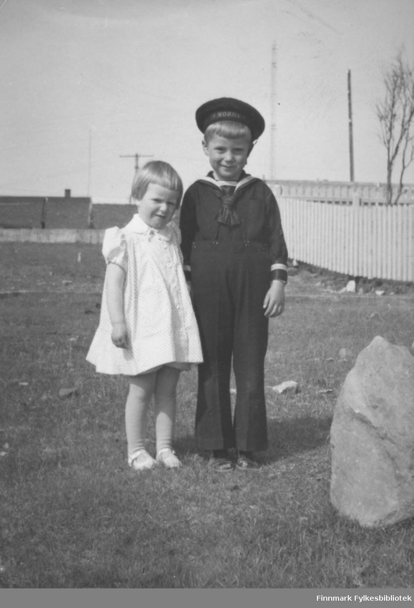 Søskenbarn Mette Halvorsen og Tor Ivar Sælø i Vadsø på 1950-tallet.