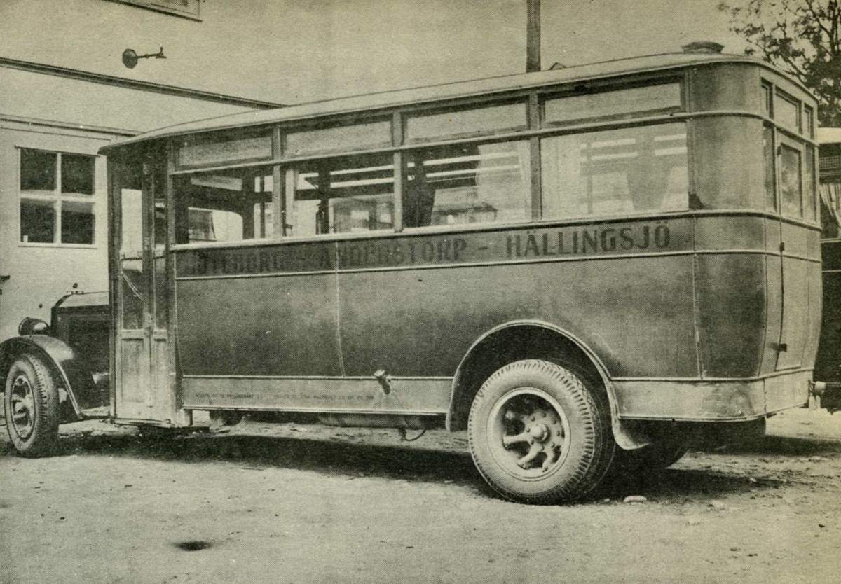 En av de första bussarna för Kållered bussbolag (Kålleredbussarna), 1920-tal. Körde på linjen Göteborg-Anderstorp-Hällingsjö. Fordonet står troligtvis parkerat utanför garaget på Gamla Riksvägen/Streteredsvägen.