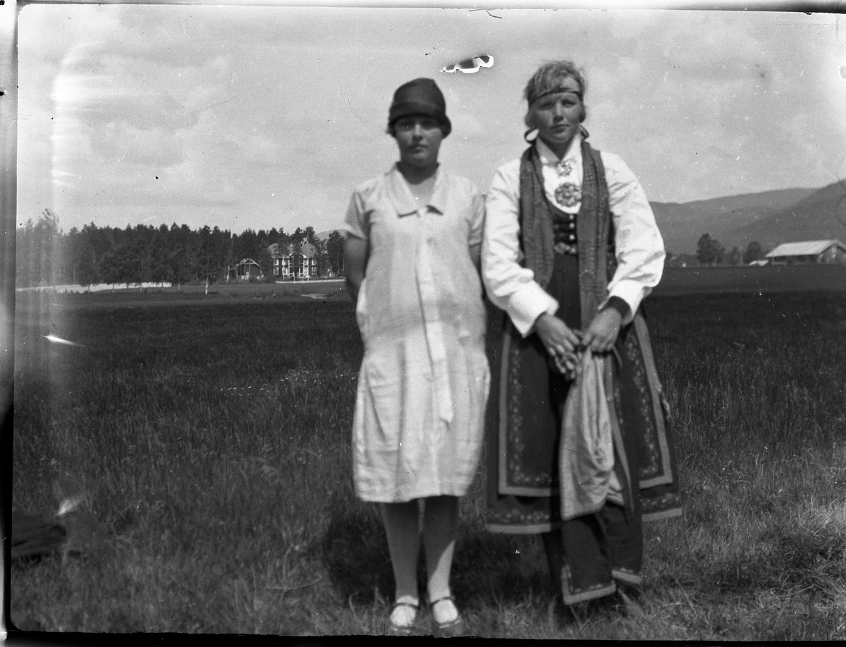 Fotosamling etter Bendik Ketilson Taraldlien (1863-1951) Fyresdal. Gårdbruker, fotograf og skogbruksmann. Fotosamlingen etter fotograf Taraldlien dokumenterer områdene Fyresdal og omegn. 
Portrett av to kvinner.