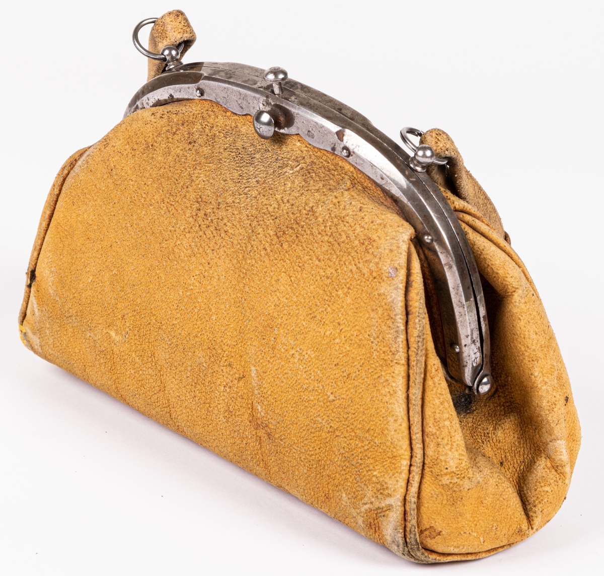 Handväska, liten, av sämskskinn, bygel av stål, handtag av sämskskinn, fodrad med grönt skinn.
