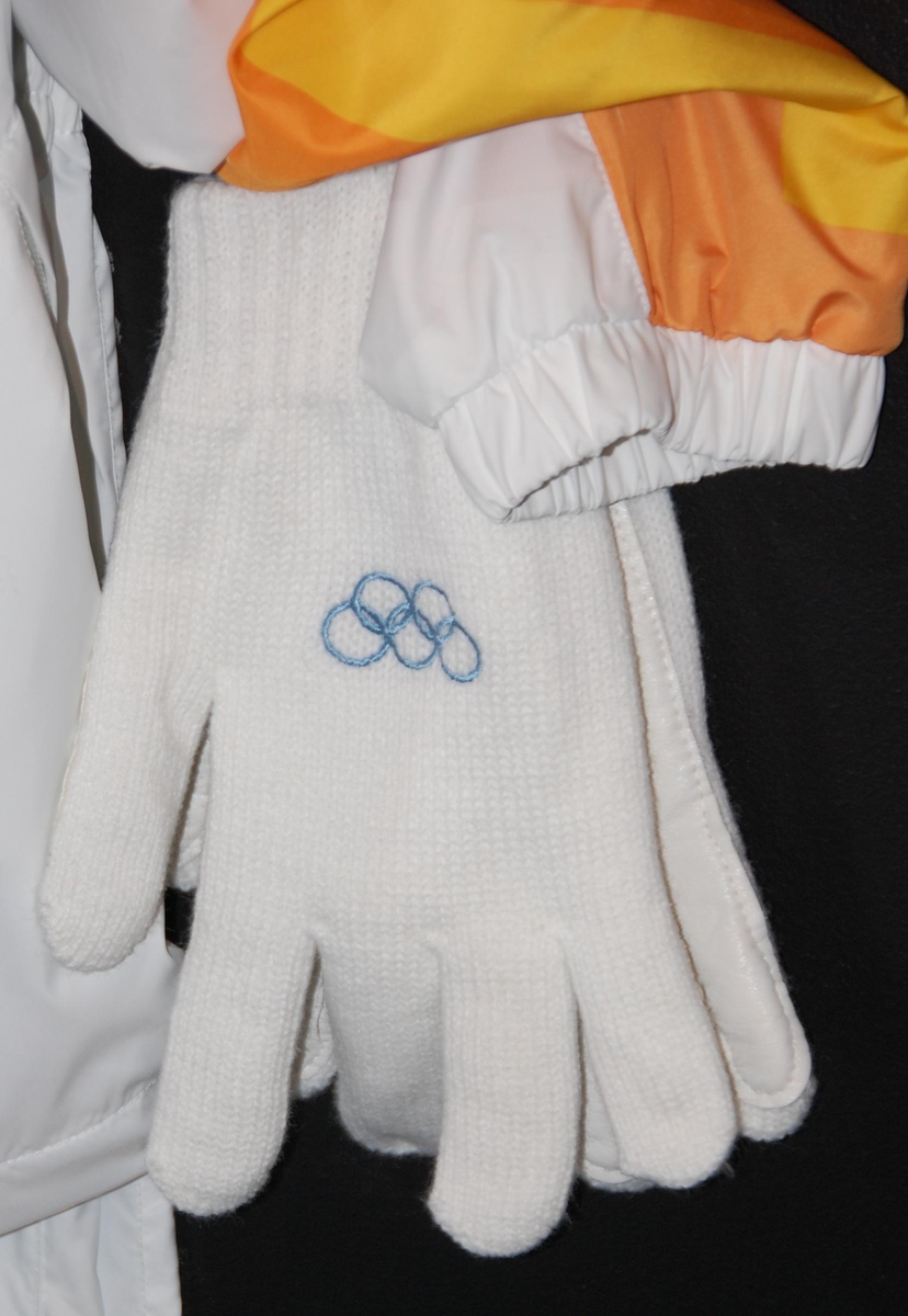 Hvite hansker/vanter med blåe broderte olympiske ringer.