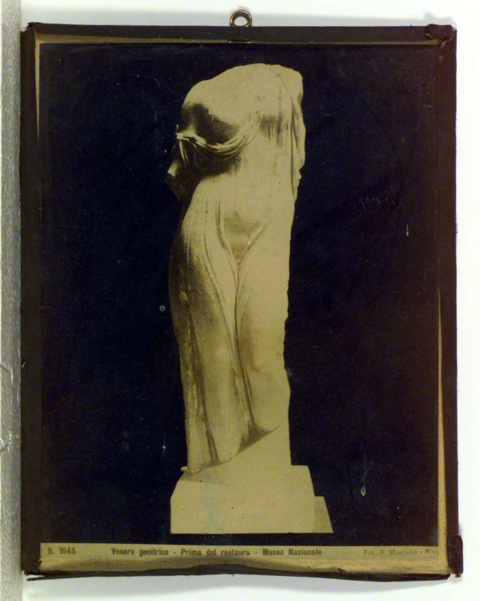 Bildet viser en antikk statue av en kvinne. Statuen mangler hode og armer.